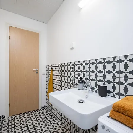 Lägenhet & Cozy Rooftop Flat *